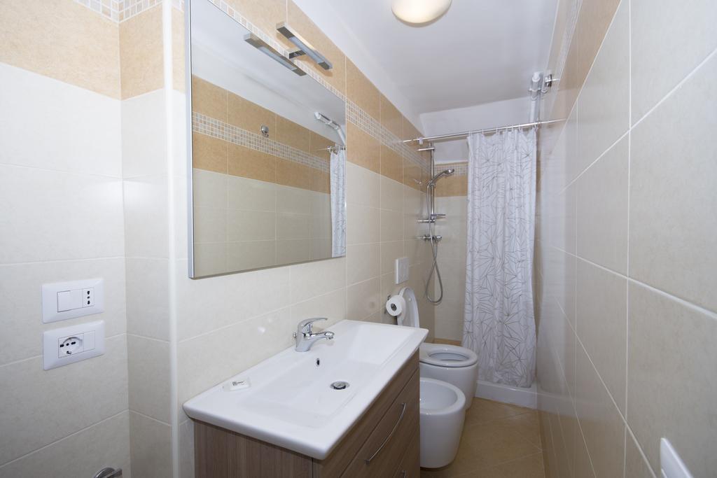 La Casa Di Tina Apartment โคลอนเนลลา ห้อง รูปภาพ