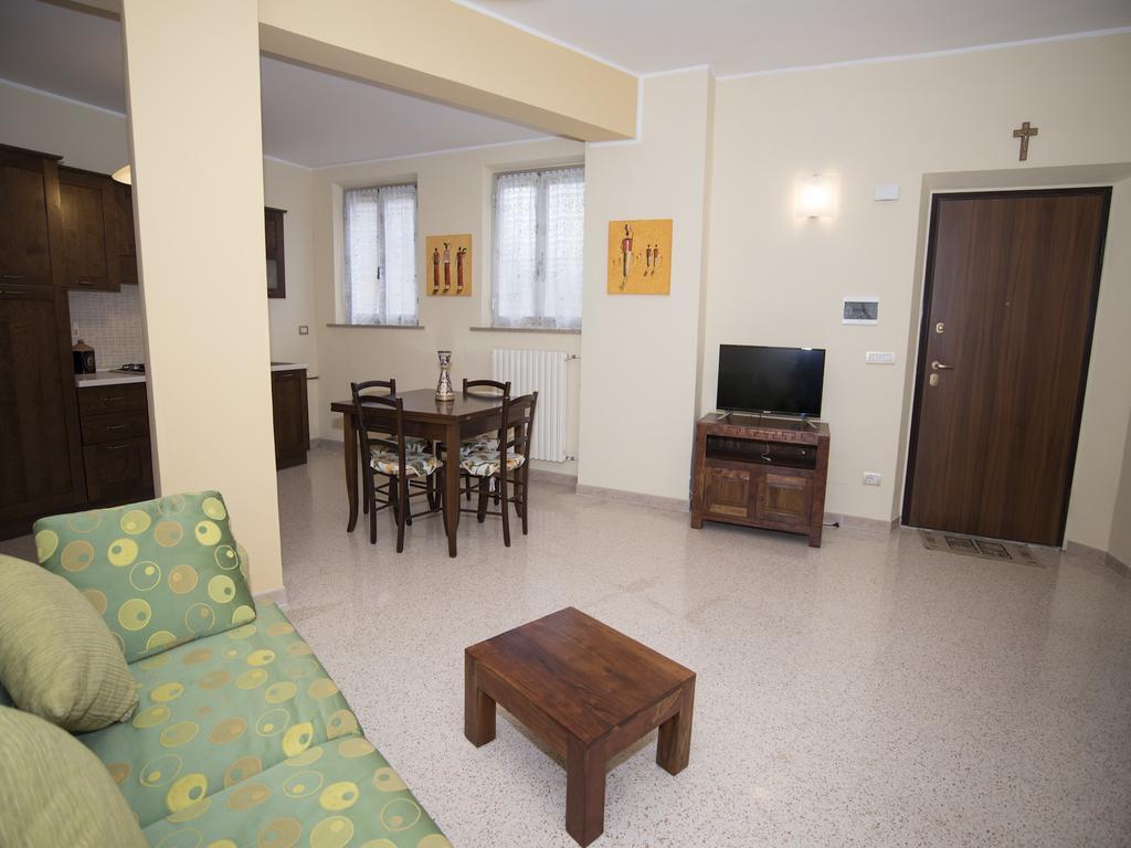 La Casa Di Tina Apartment โคลอนเนลลา ห้อง รูปภาพ